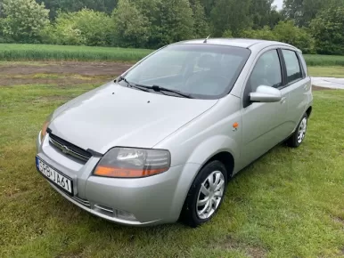 Sprzedam Chevrolet Kalos 1.4 16V SX z klimatyzacją w bardzo dobrym stanie technicznym jak i wizualnym z 2005 roku . Auto jest ekonomiczne ,idealne do
