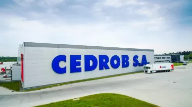 Pracownik myjni pojemników